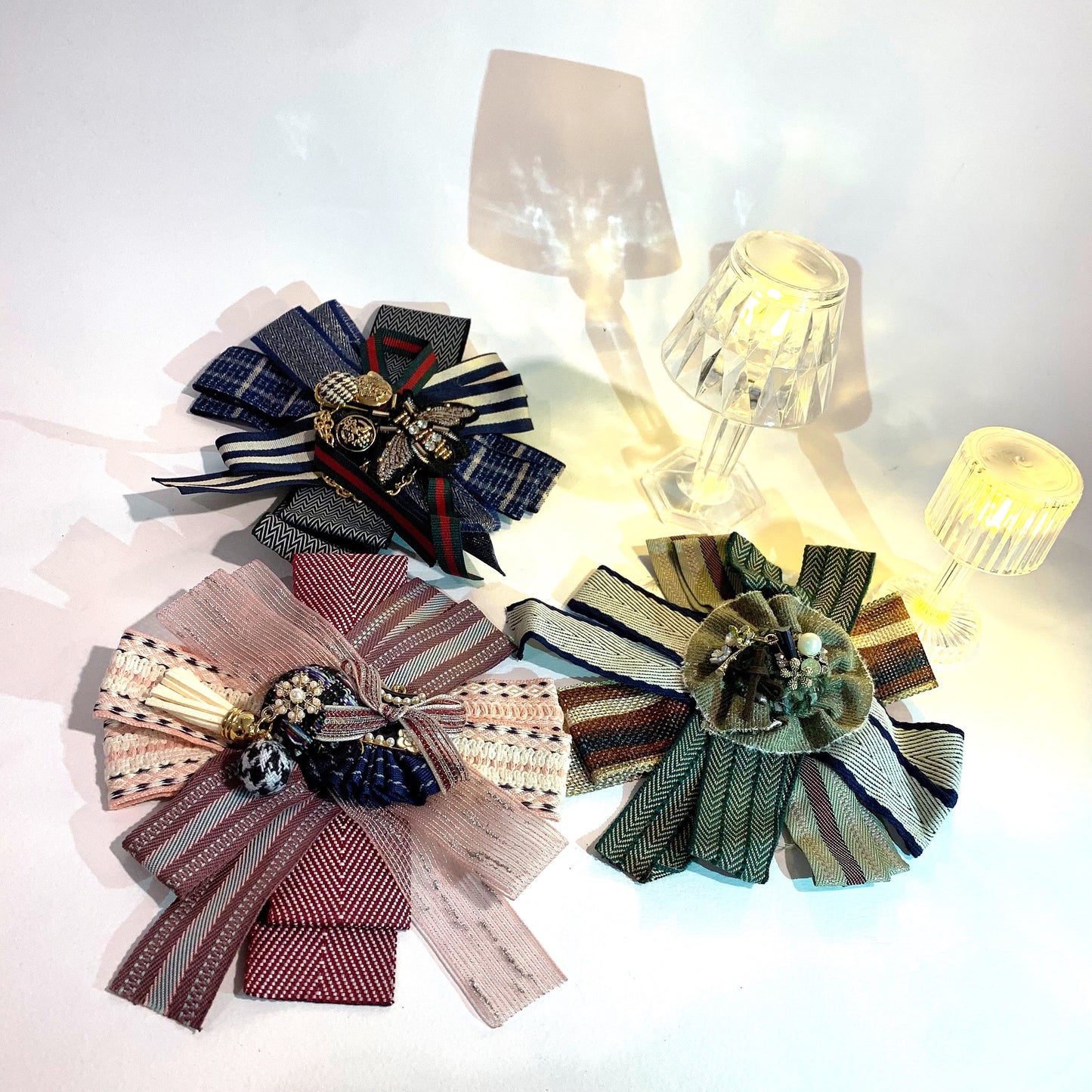 VINTAGE BROOCH - spilla in tessuto vintage con passamaneria, bottoni, gioielli.  Fatte a mano. Pezzi unici