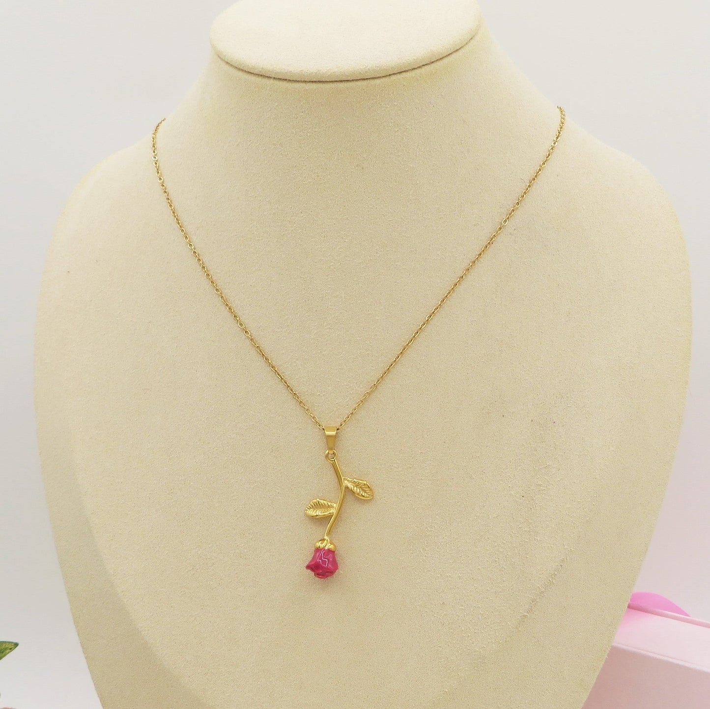 NEW LIFE ROSE ~ Collana in acciaio 316L e ciondolo in ottone placcato oro, argento o oro rosa.