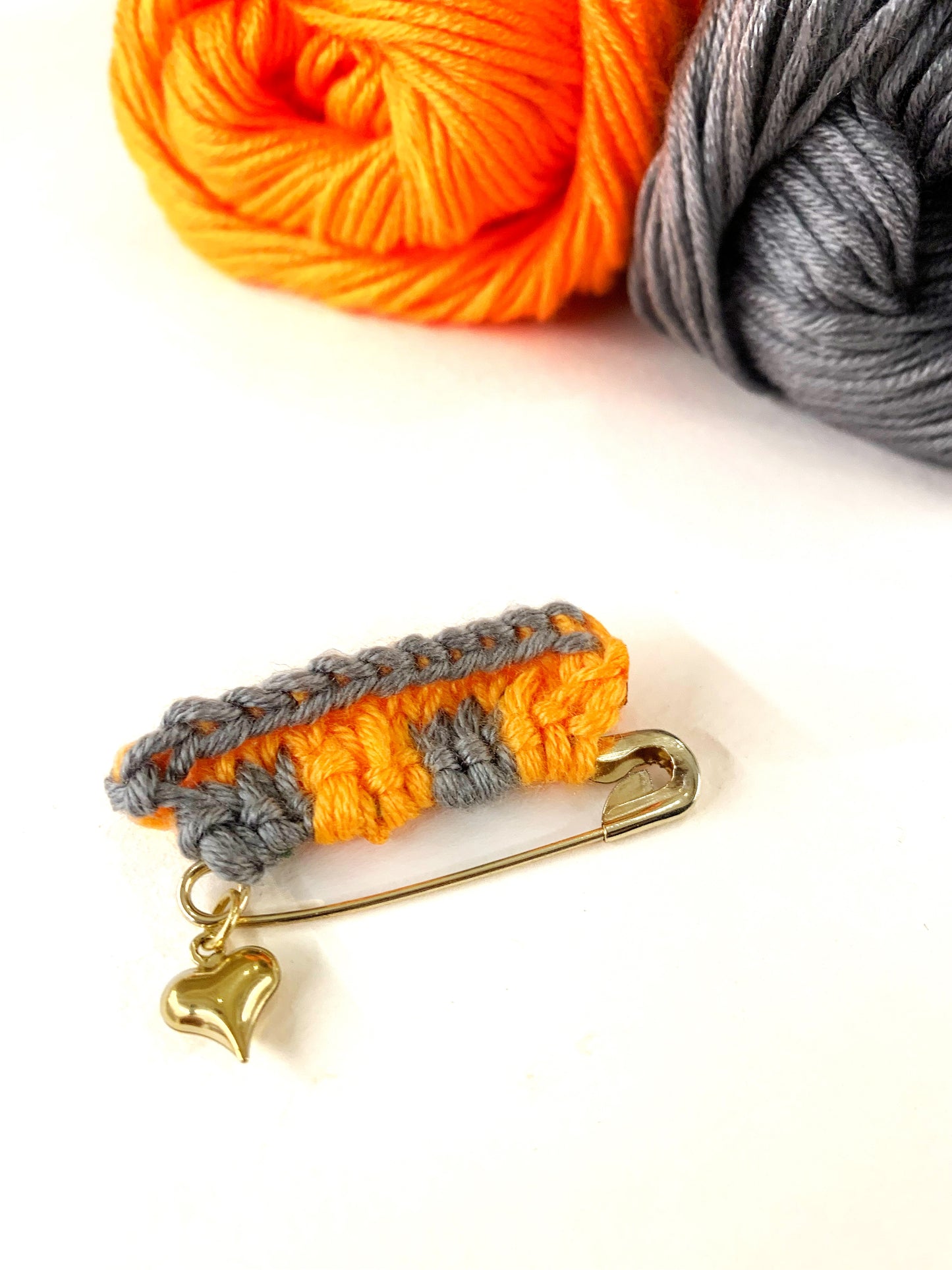 TRICOT PIN gold - spilla in metallo con dettaglio tricot e ciondolo cuoricino ~ Pezzi unici