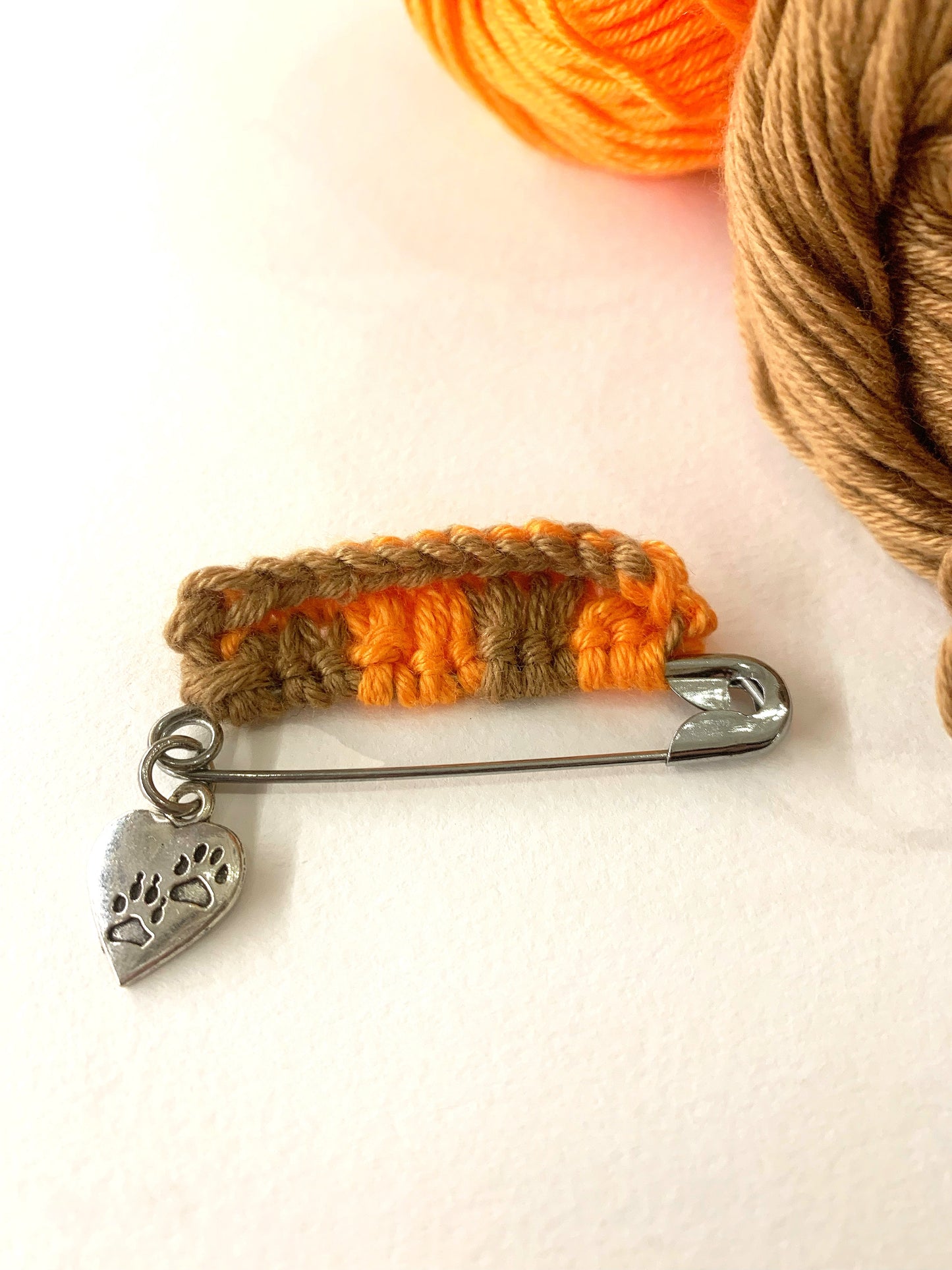 TRICOT PIN - spilla in metallo con dettaglio tricot e ciondolo cuoricino ~ Pezzi unici