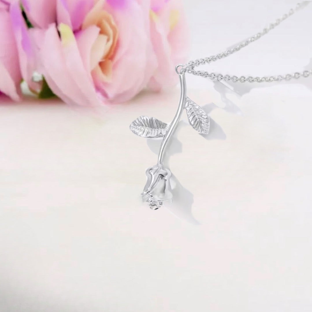 NEW LIFE ROSE ~ Collana in acciaio 316L e ciondolo in ottone placcato oro, argento o oro rosa.