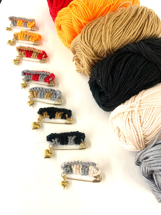 TRICOT PIN gold - spilla in metallo con dettaglio tricot e ciondolo cuoricino ~ Pezzi unici