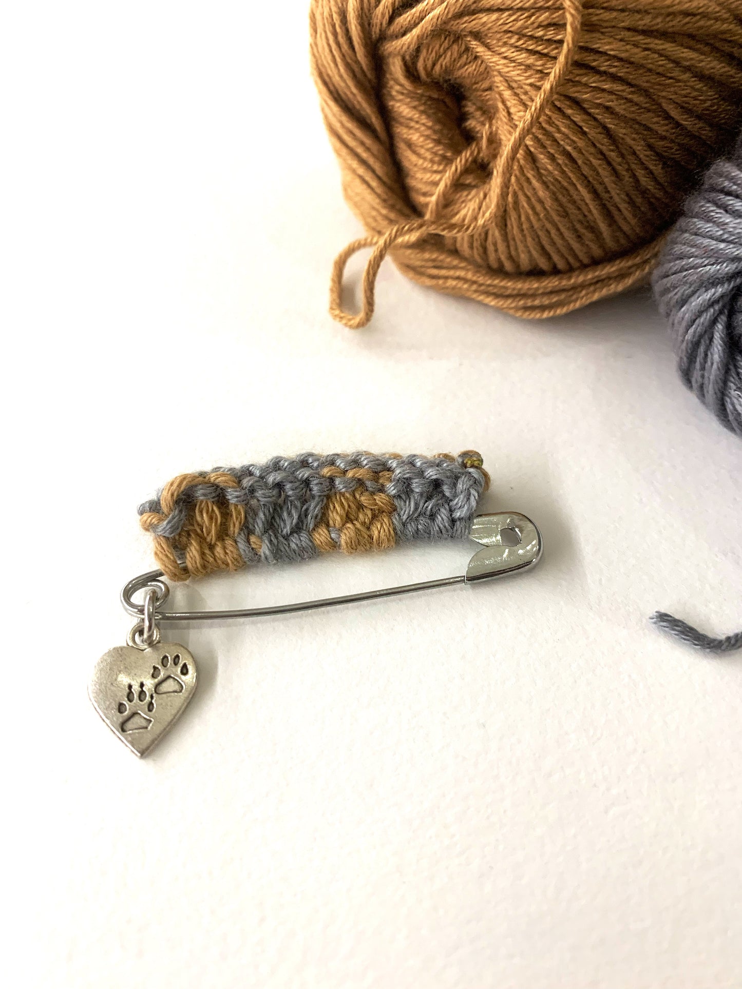 TRICOT PIN - spilla in metallo con dettaglio tricot e ciondolo cuoricino ~ Pezzi unici