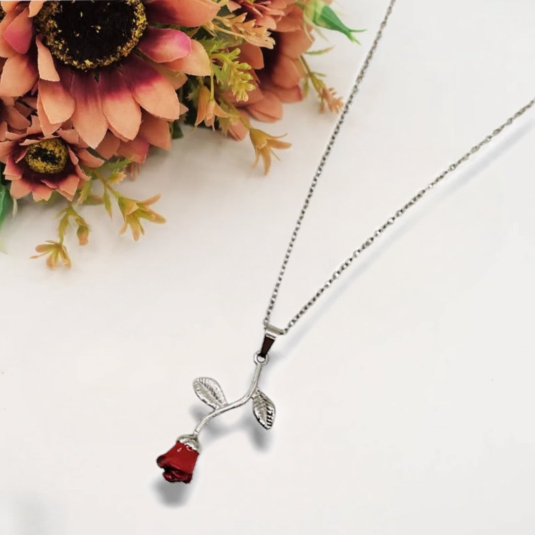 NEW LIFE ROSE ~ Collana in acciaio 316L e ciondolo in ottone placcato oro, argento o oro rosa.