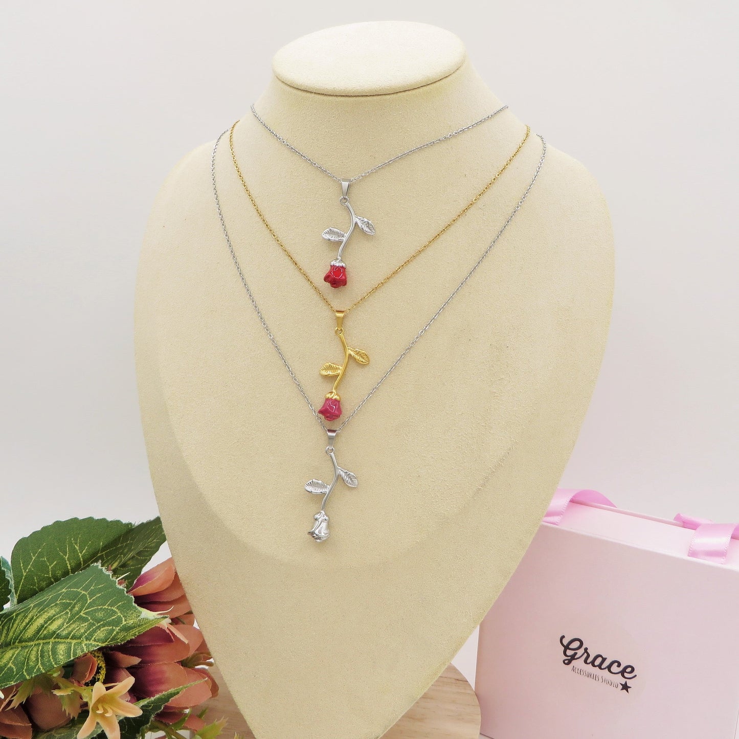 NEW LIFE ROSE ~ Collana in acciaio 316L e ciondolo in ottone placcato oro, argento o oro rosa.