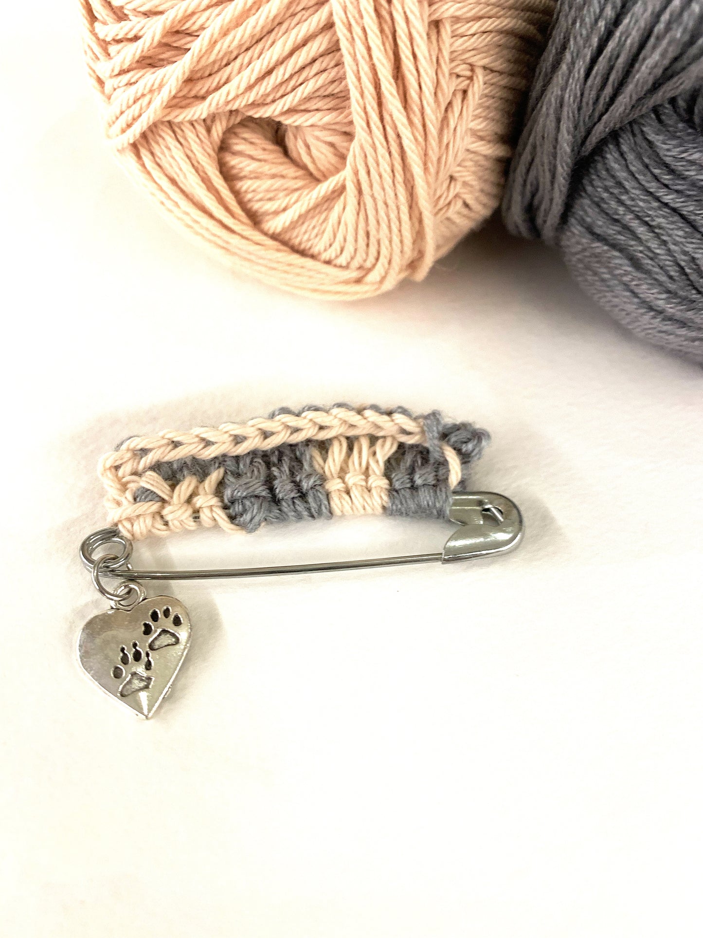 TRICOT PIN - spilla in metallo con dettaglio tricot e ciondolo cuoricino ~ Pezzi unici