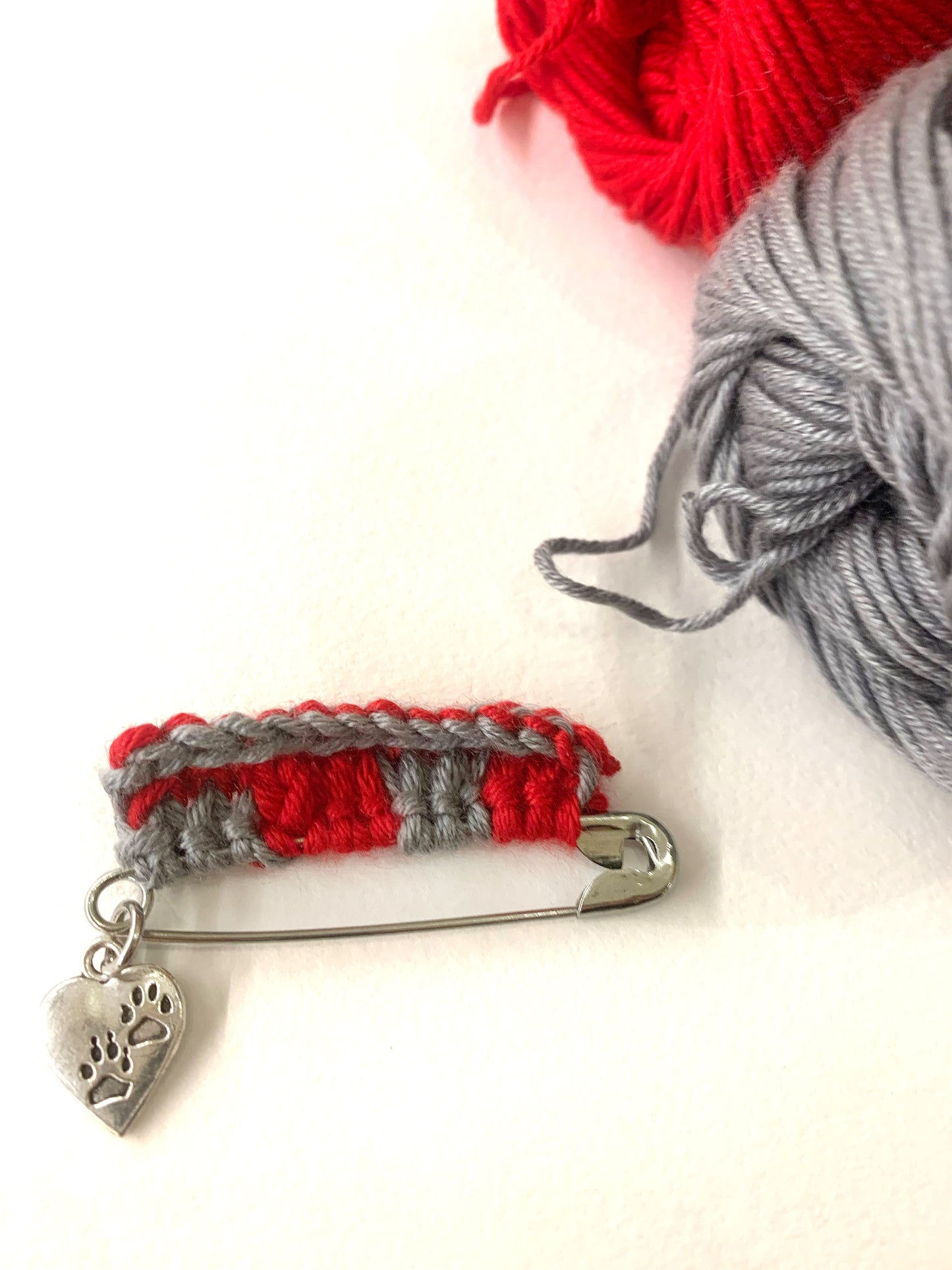 TRICOT PIN - spilla in metallo con dettaglio tricot e ciondolo cuoricino ~ Pezzi unici