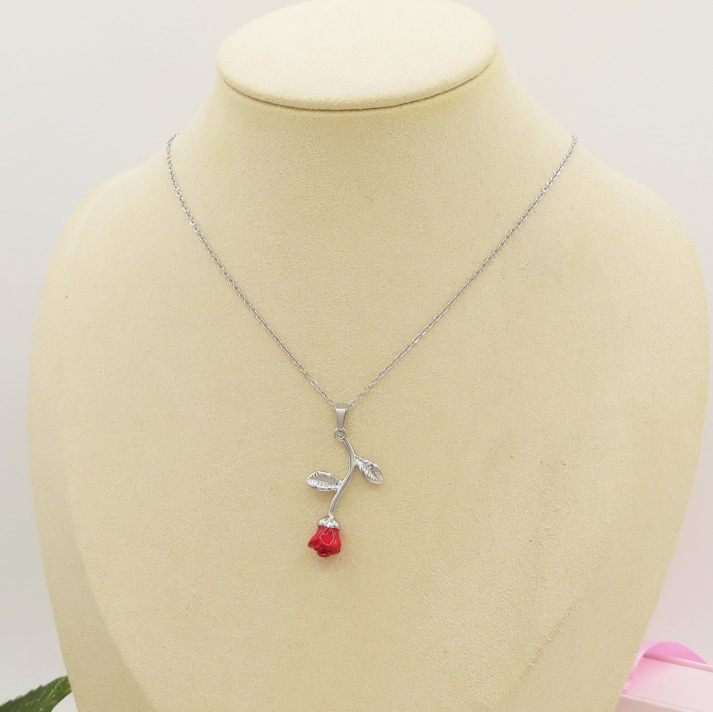 NEW LIFE ROSE ~ Collana in acciaio 316L e ciondolo in ottone placcato oro, argento o oro rosa.