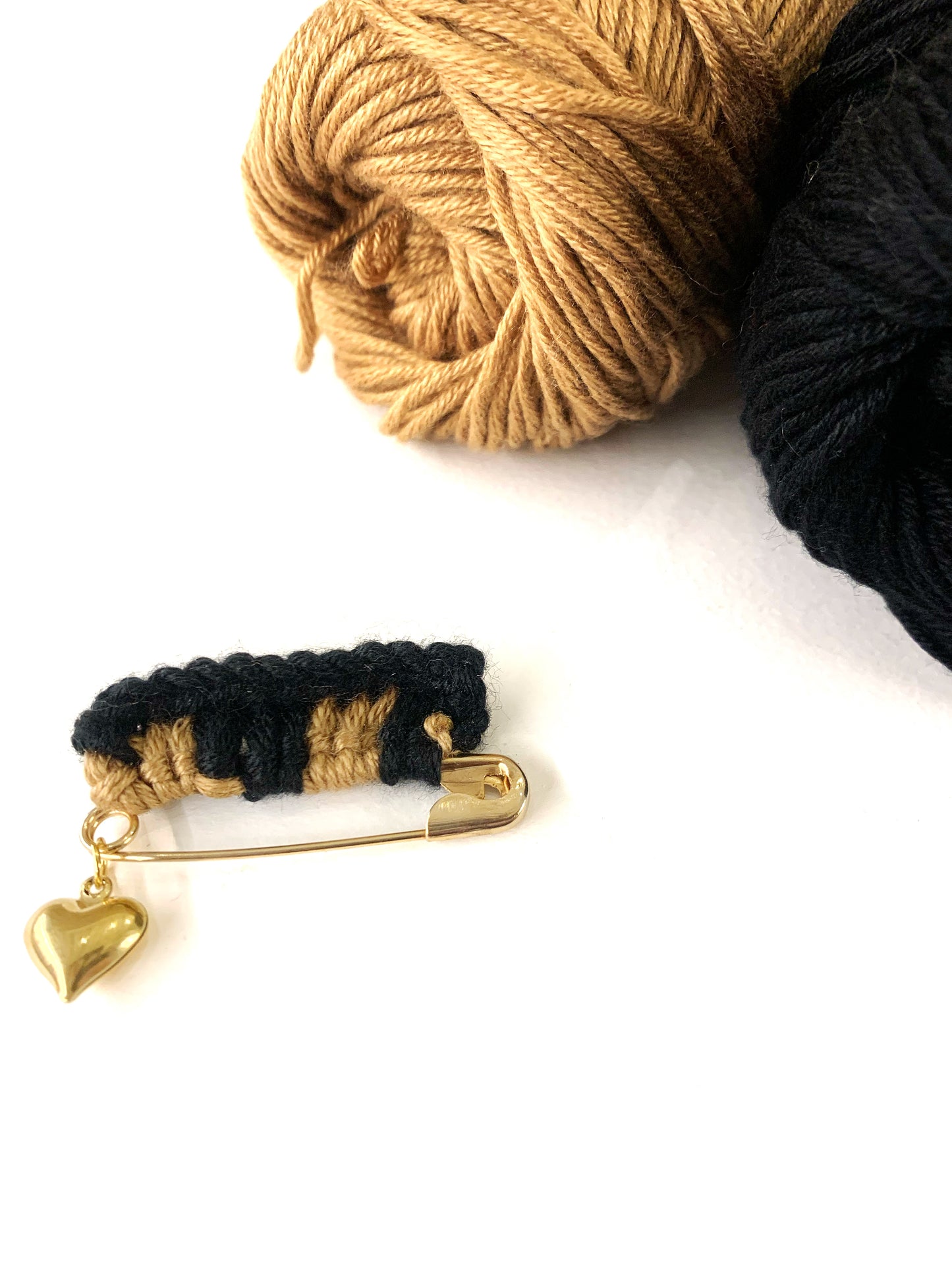 TRICOT PIN gold - spilla in metallo con dettaglio tricot e ciondolo cuoricino ~ Pezzi unici