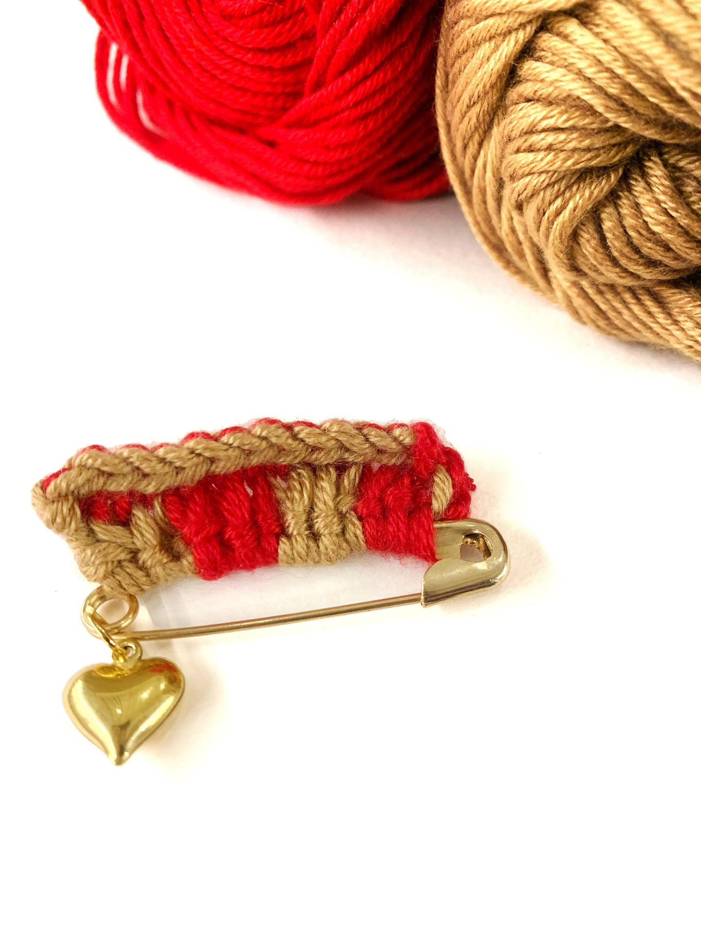 TRICOT PIN gold - spilla in metallo con dettaglio tricot e ciondolo cuoricino ~ Pezzi unici