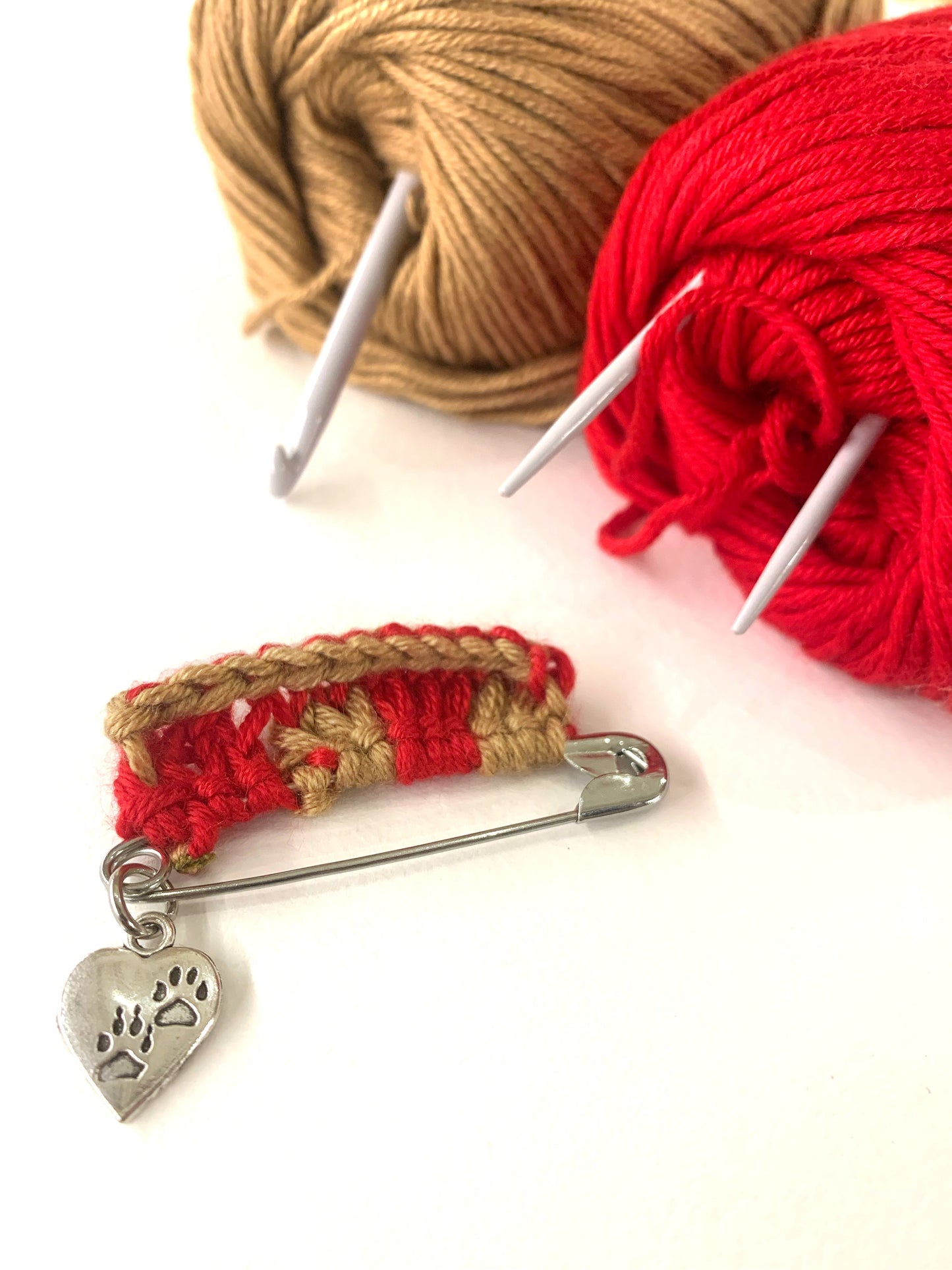 TRICOT PIN - spilla in metallo con dettaglio tricot e ciondolo cuoricino ~ Pezzi unici