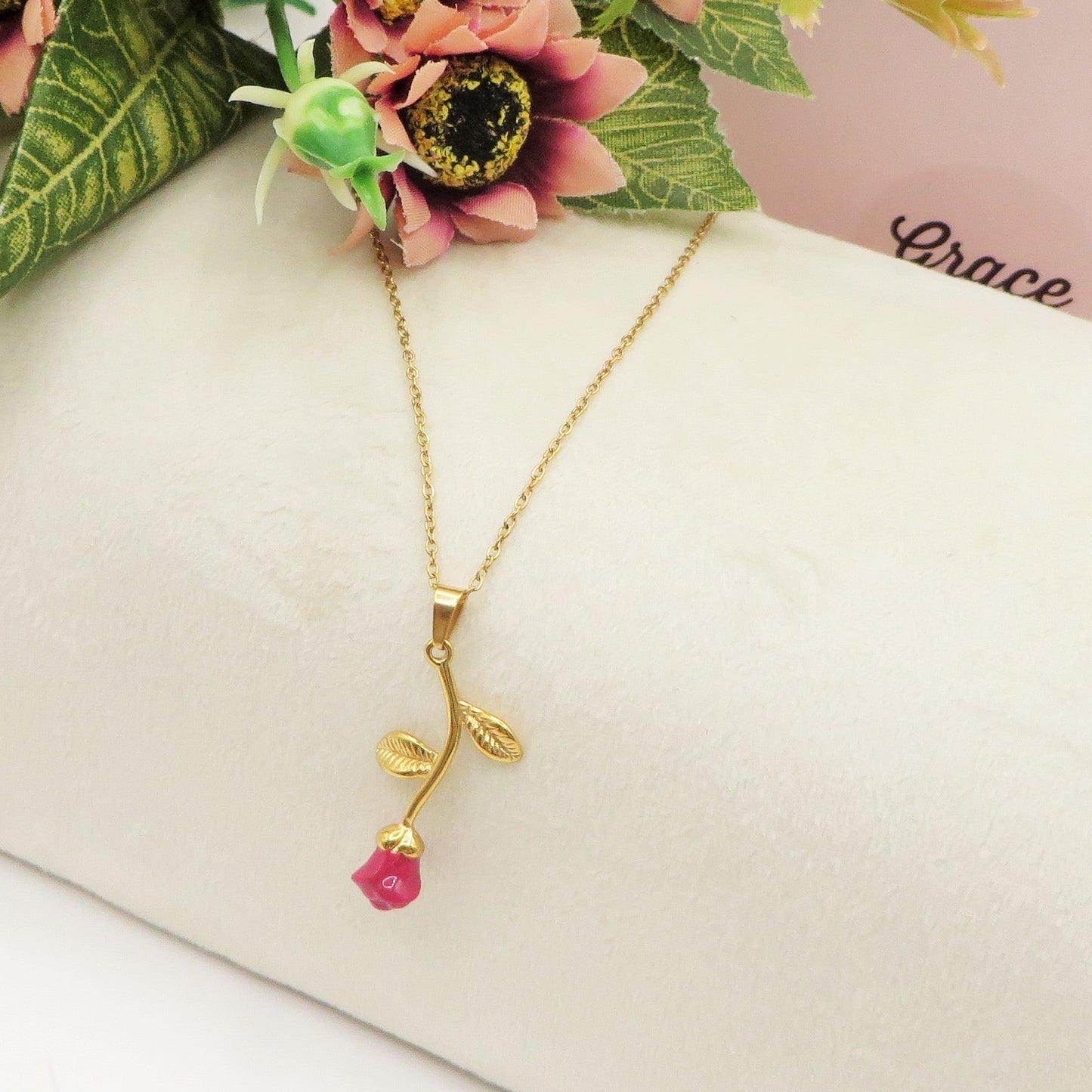 NEW LIFE ROSE ~ Collana in acciaio 316L e ciondolo in ottone placcato oro, argento o oro rosa.