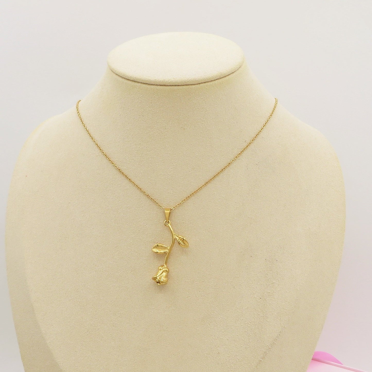 NEW LIFE ROSE ~ Collana in acciaio 316L e ciondolo in ottone placcato oro, argento o oro rosa.