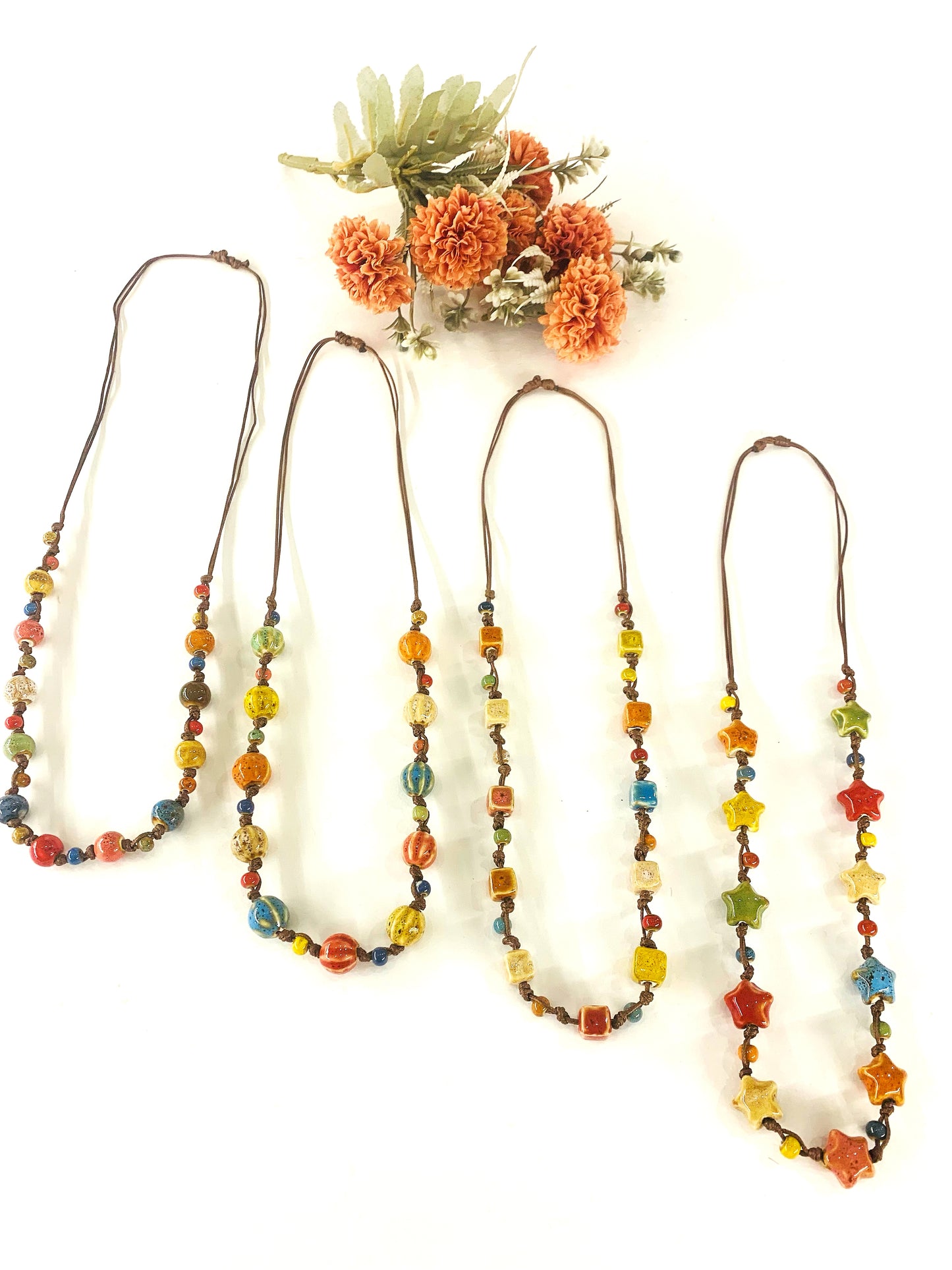 SEKI ~ Collana in cuoietto con perle di ceramica colori naturali