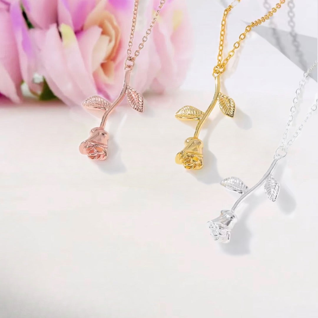 NEW LIFE ROSE ~ Collana in acciaio 316L e ciondolo in ottone placcato oro, argento o oro rosa.