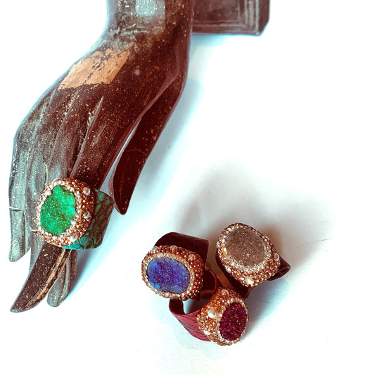 ISANA DRUSA Cabochon ~ ANELLO IN PIETRA DURA NATURALE a fascia ricoperta di ecopelle stampa snake