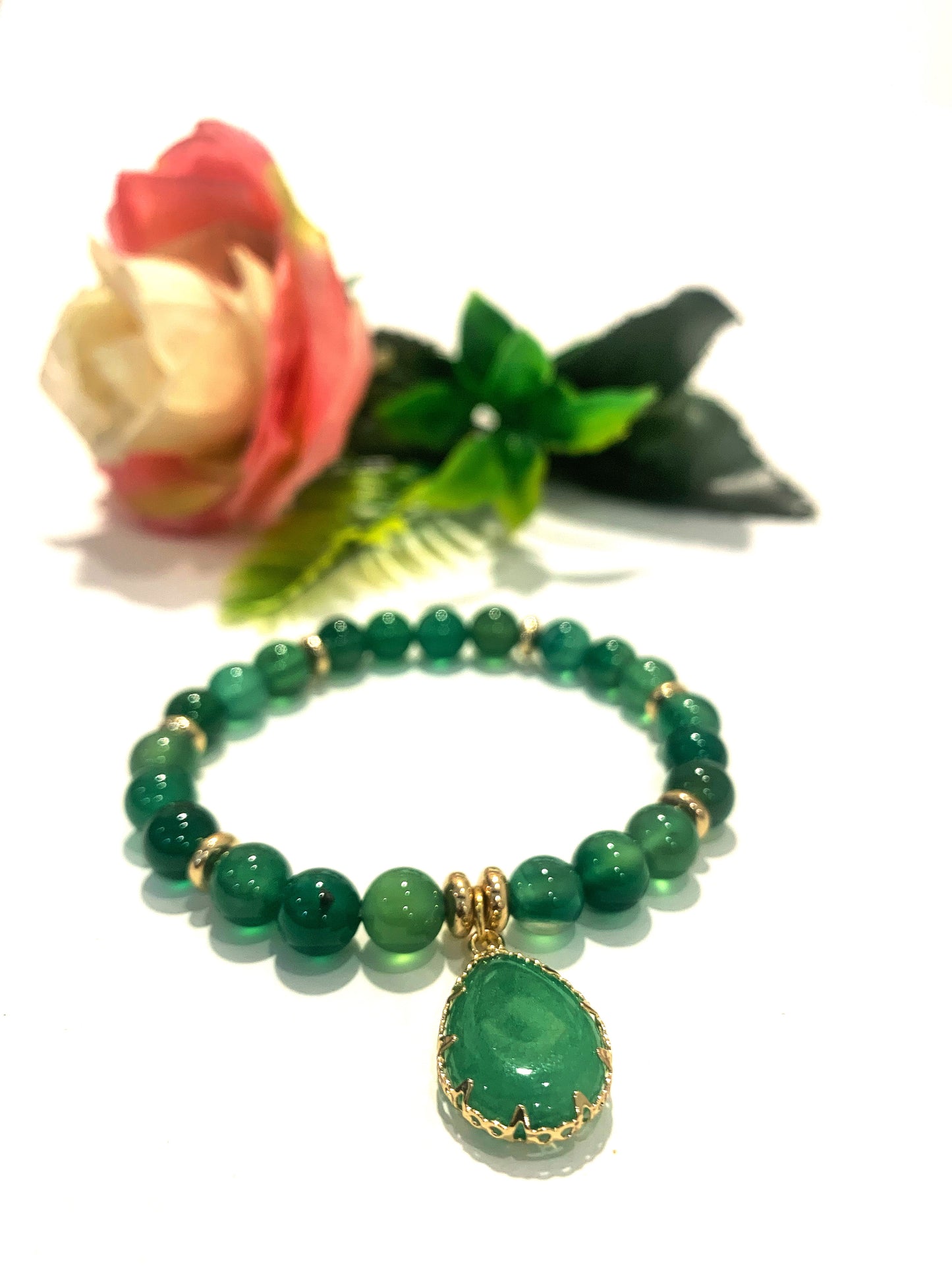DOLMA Pendent ~ Bracciale elasticizzato in pietra naturale con ciondolo a goccia