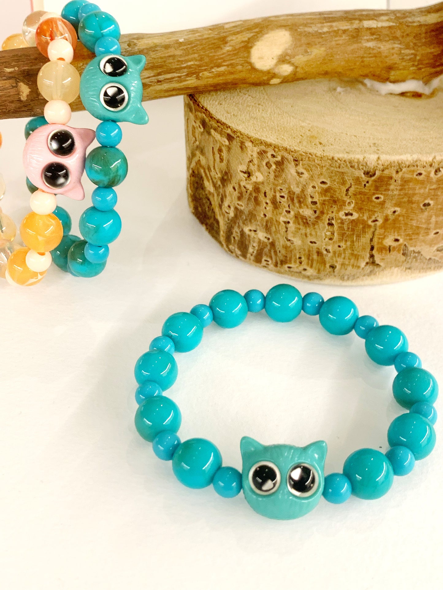 KITTEN  Rainbow ~ bracciale con gattino e perle in resina, elasticizzato