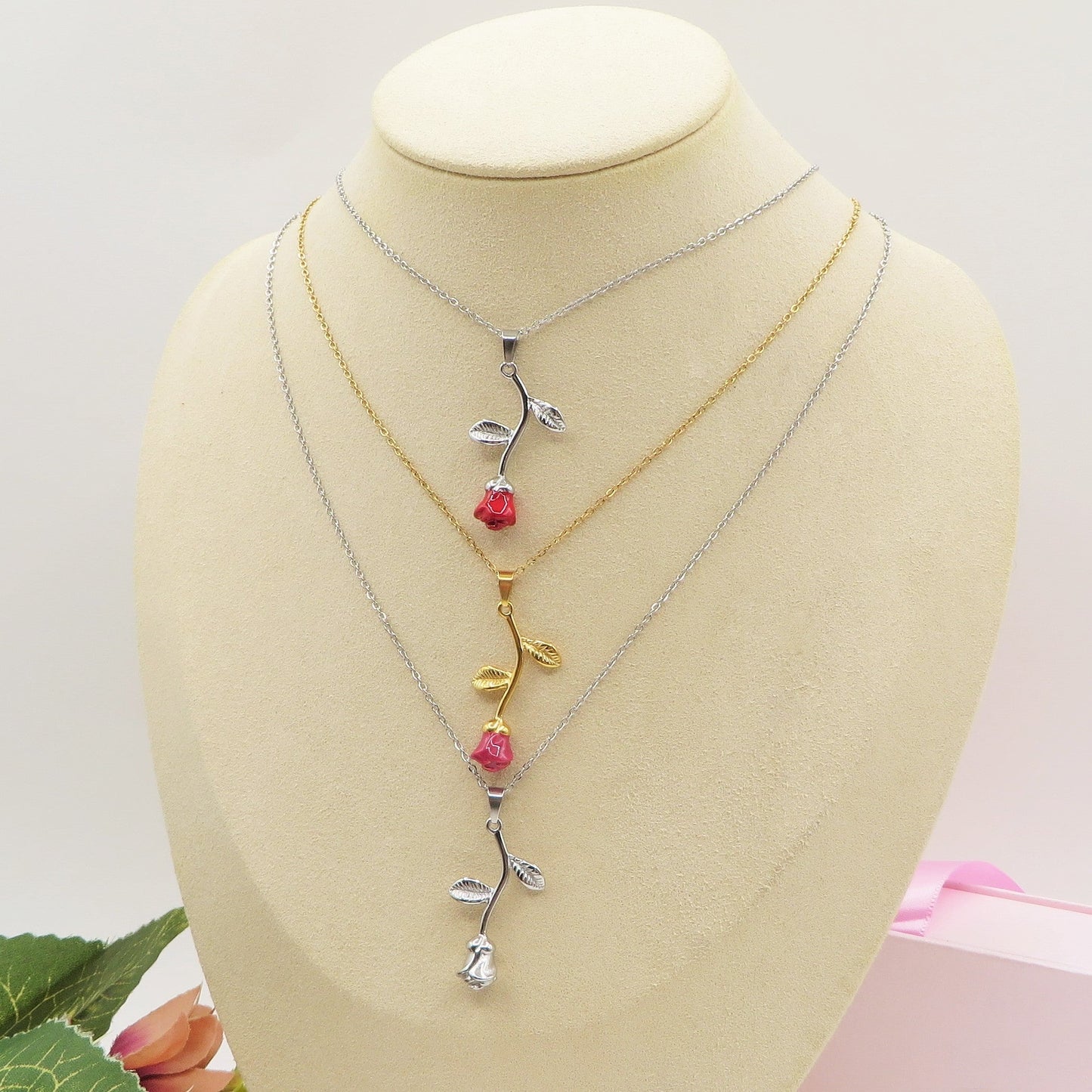 NEW LIFE ROSE ~ Collana in acciaio 316L e ciondolo in ottone placcato oro, argento o oro rosa.