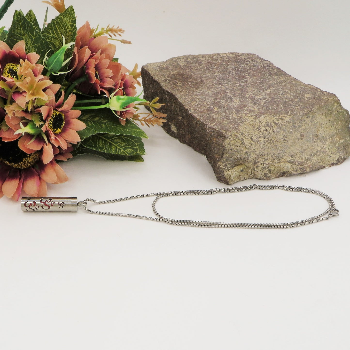 RASA ~ Collana diffusore aromatherapy  diffusore essenze in acciaio inossidabile Om e Zampa