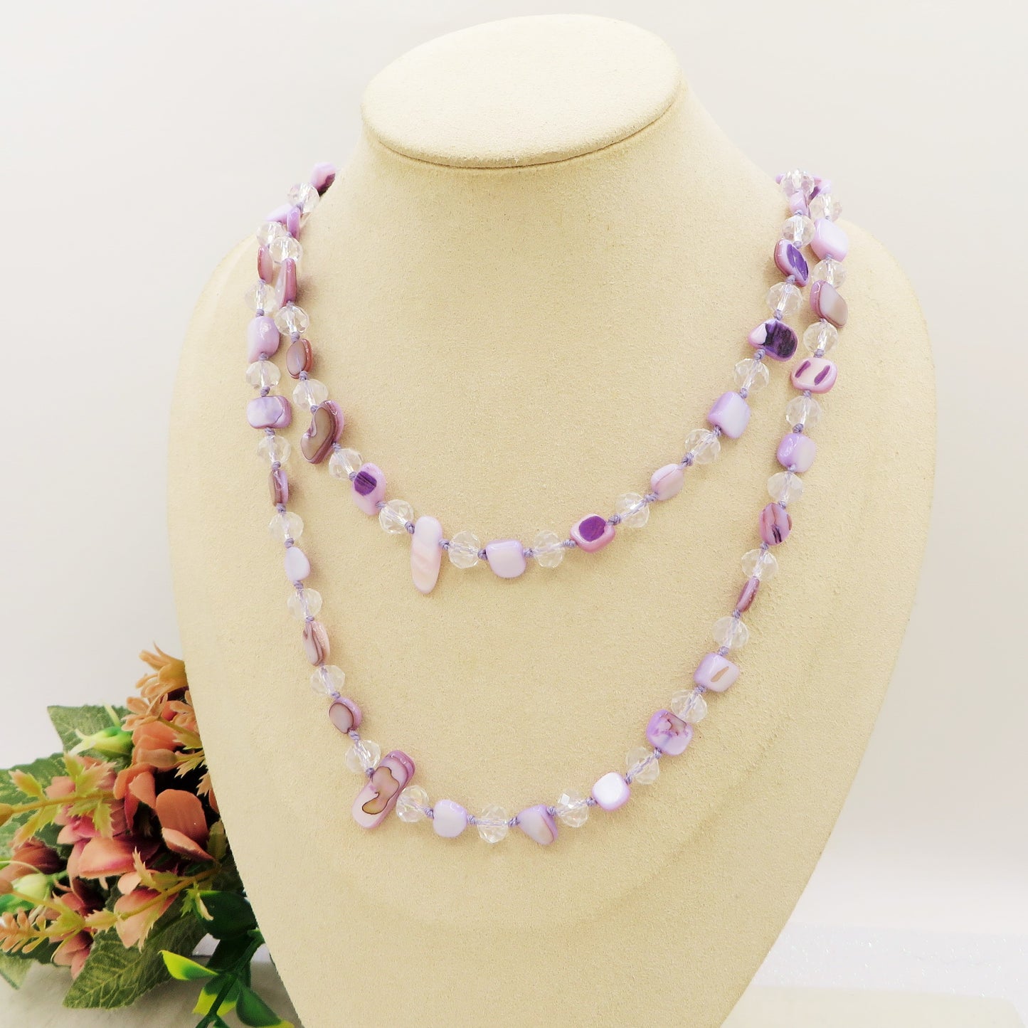 Saraswati Moon ~ Collana lunga 110cm in madreperla, cotone e cristalli