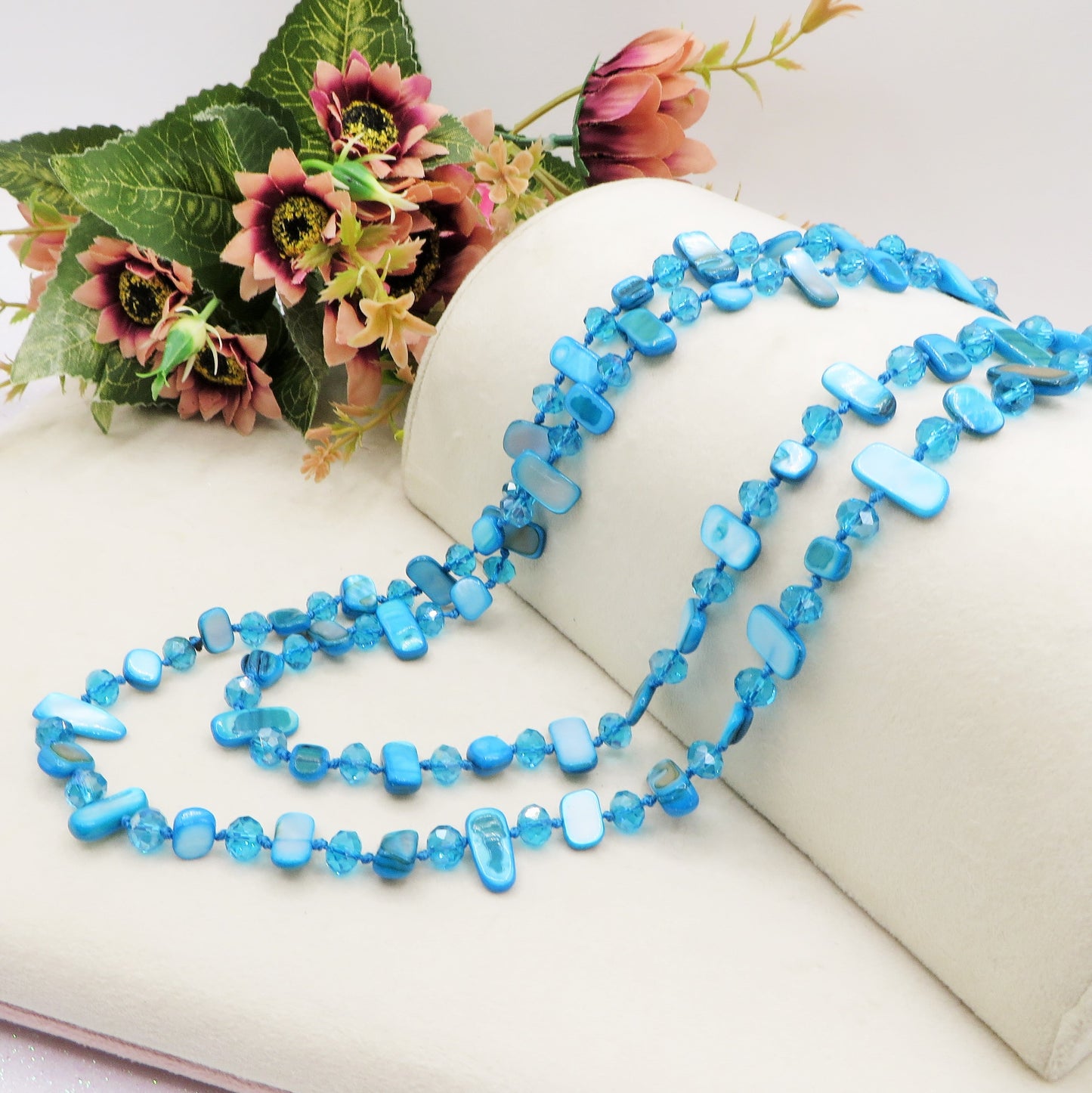 Saraswati Moon ~ Collana lunga 110cm in madreperla, cotone e cristalli