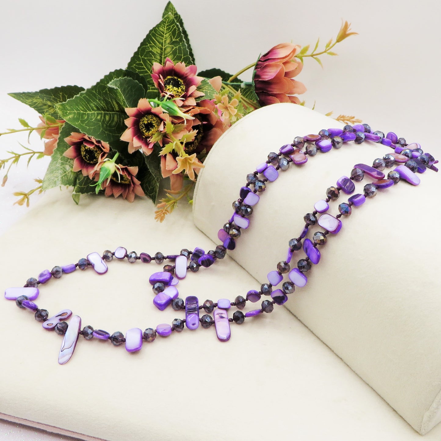 Saraswati Moon ~ Collana lunga 110cm in madreperla, cotone e cristalli