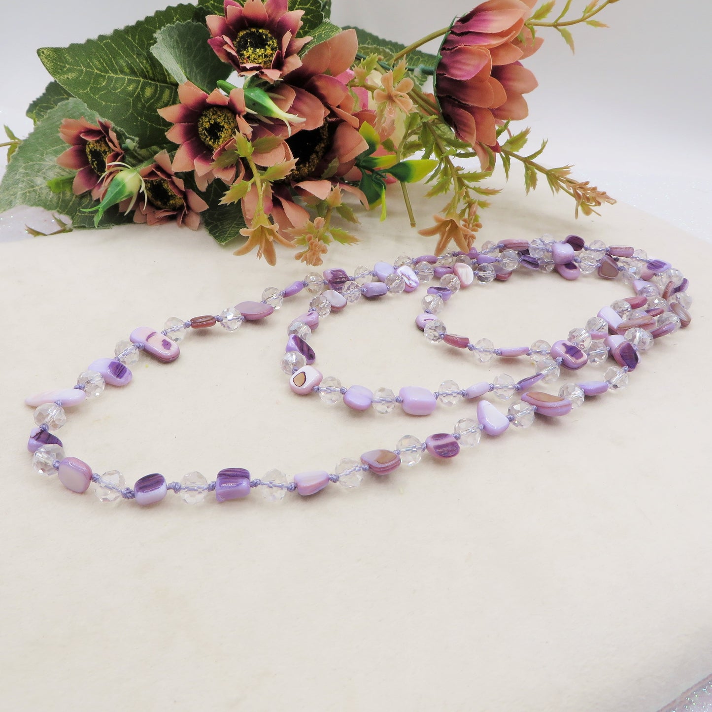 Saraswati Moon ~ Collana lunga 110cm in madreperla, cotone e cristalli