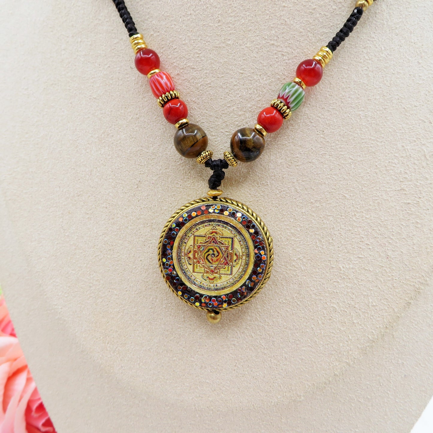PADMA ~ COLLANA TIBETANA IN PIETRE DURE NATURALI con ciondolo MANDALA E Guru RINPOCHE