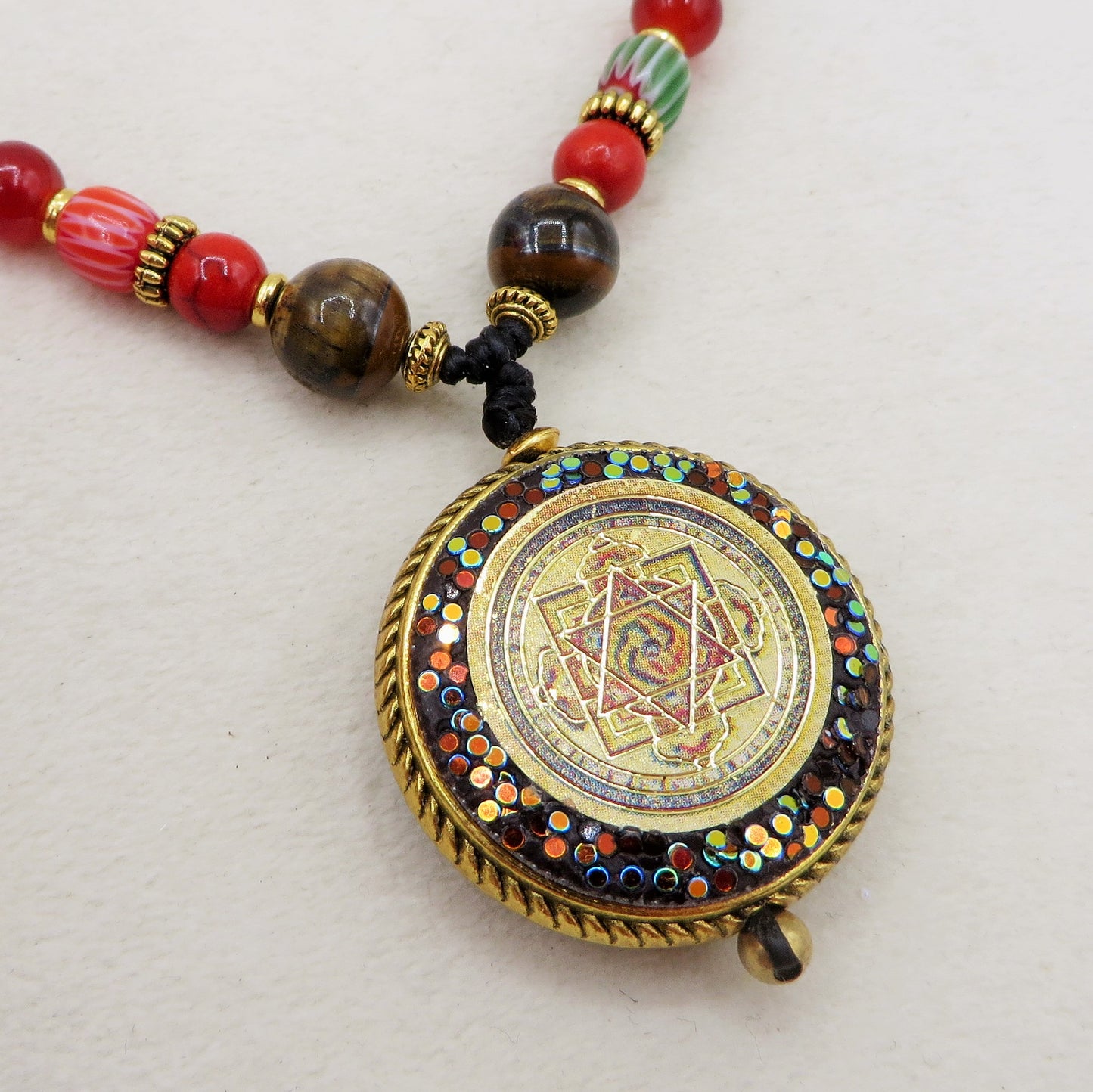 PADMA ~ COLLANA TIBETANA IN PIETRE DURE NATURALI con ciondolo MANDALA E Guru RINPOCHE